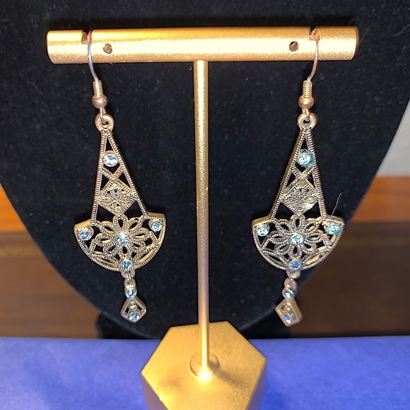 🌸Vintage Gold Tone Filigree Earrings🌺 - Picture 2 of 8